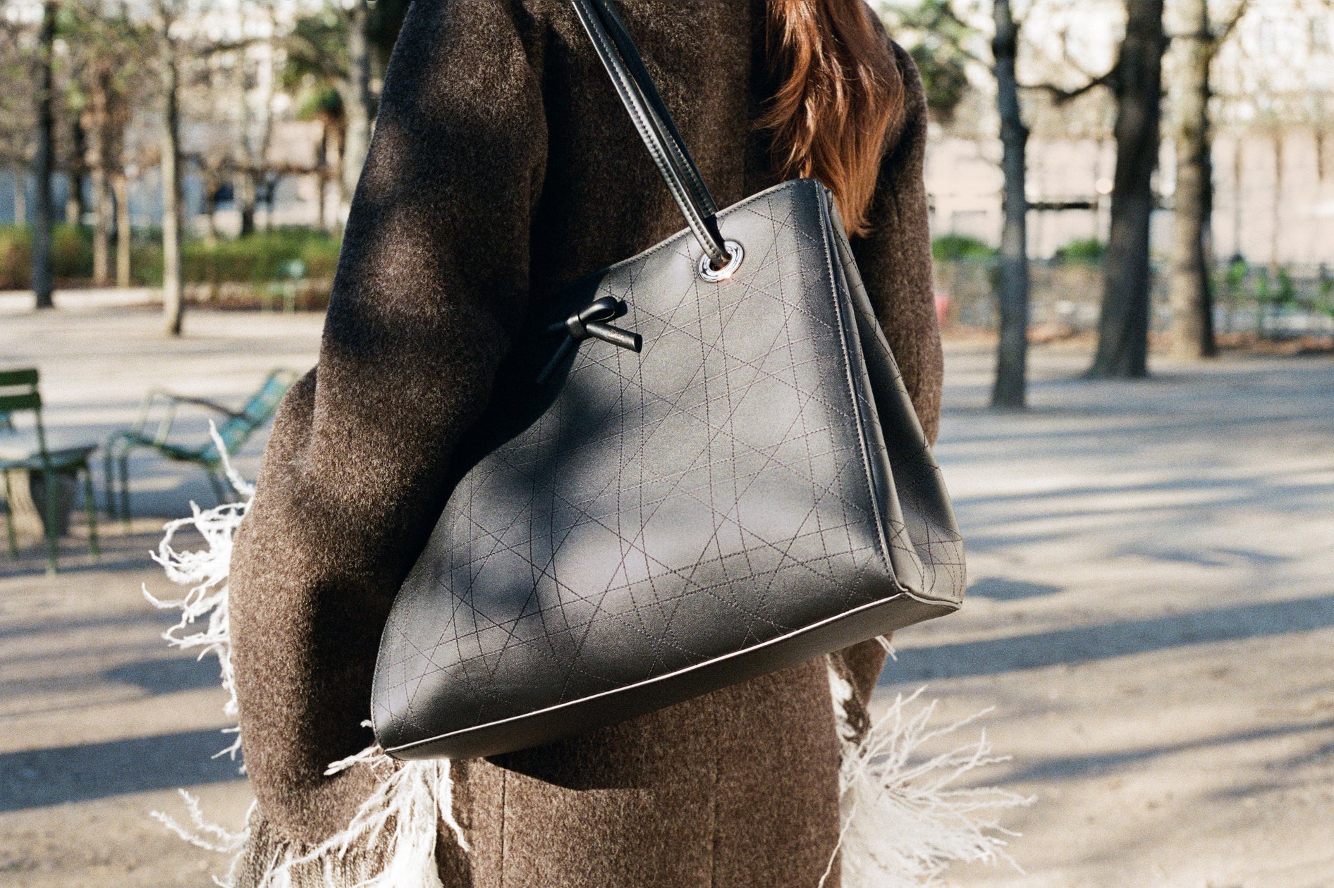 Dior、2026-2027年秋冬コレクションに登場する新作「ディオール プロムナード ショッパー」バッグを発表