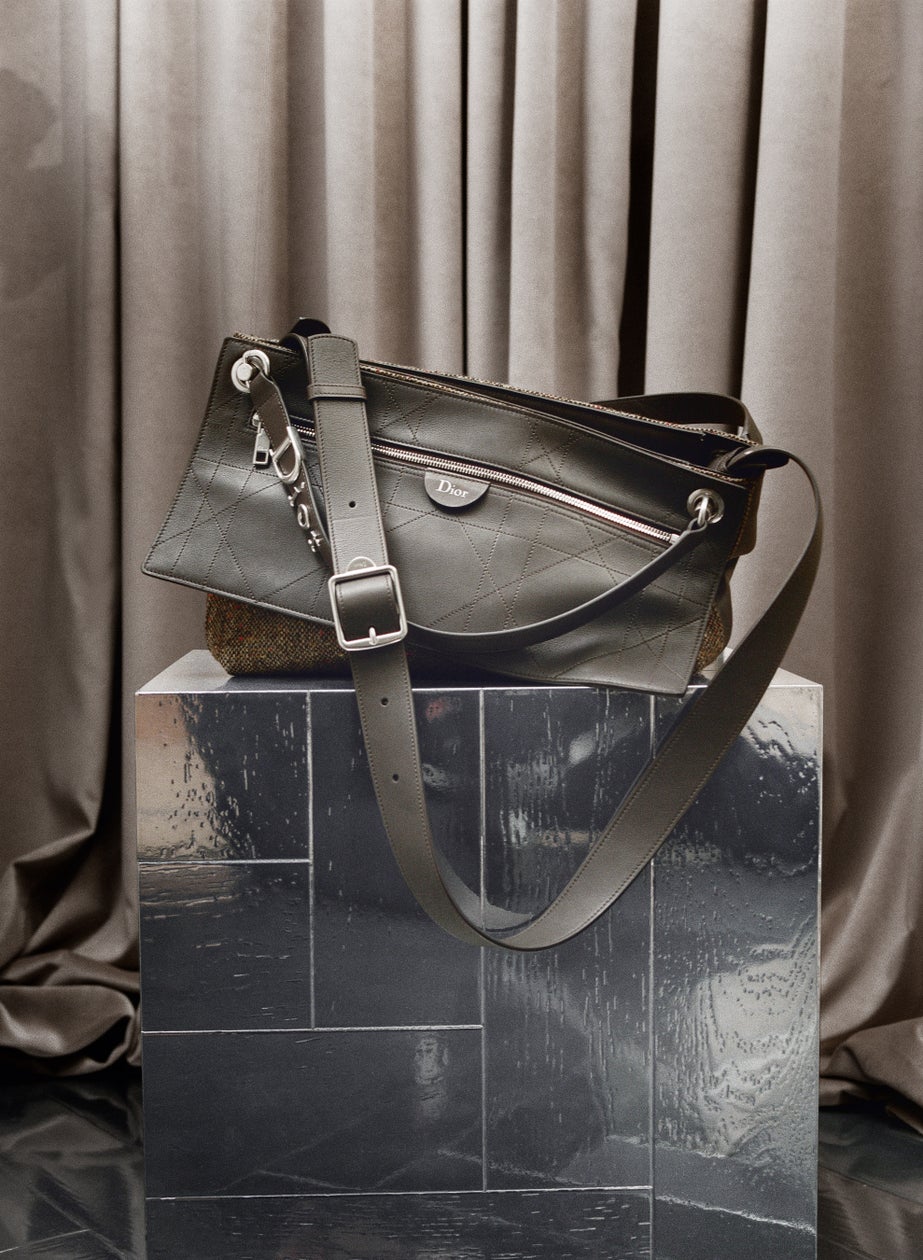 【Dior】比類なき「ディオール ボルト」バッグ:タイムレスなエレガンスを投資する