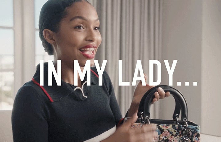 DIOR】ビューティ アンバサダー、ヤラ・シャヒディのバッグの中身を DIOR】ビューティ アンバサダー、ヤラ・シャヒディのバッグの中身を