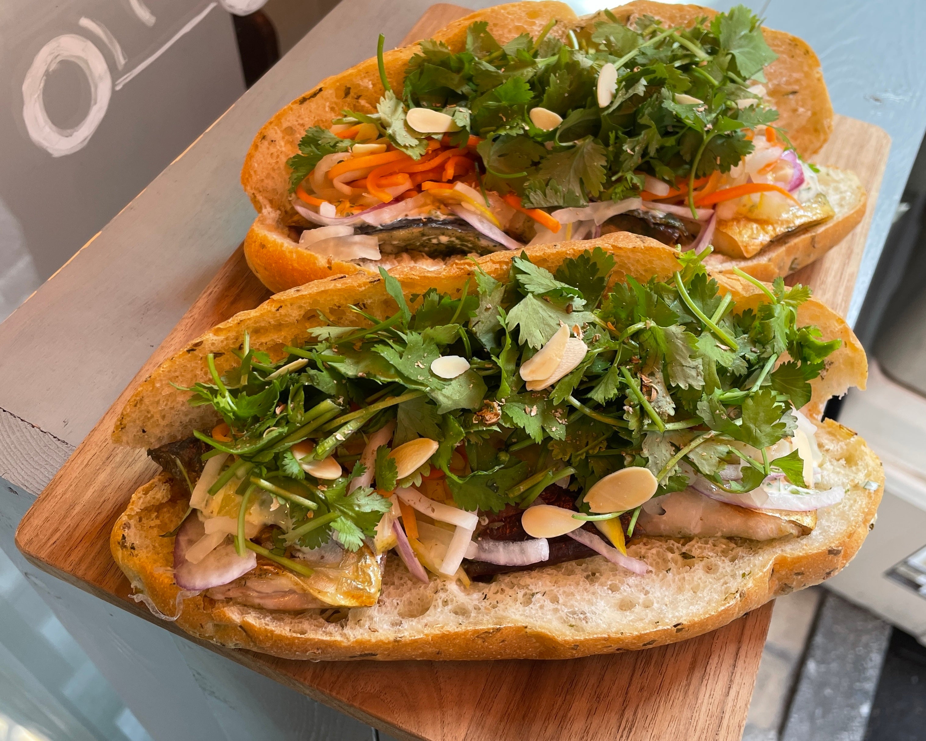 パクチーの旬に送る「パクチー好きの為のスペシャルパクチーバインミー