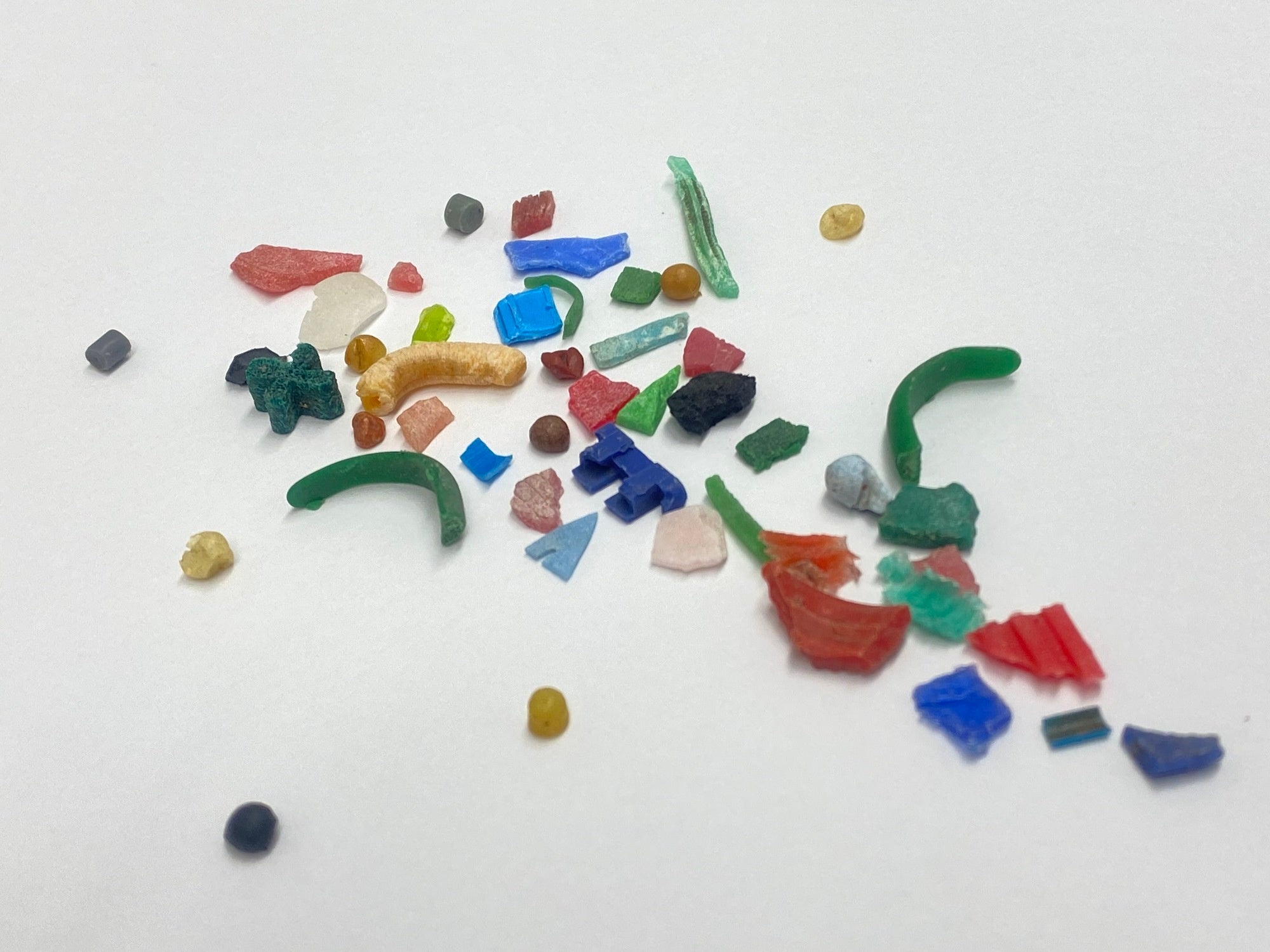 カラフルなマイクロプラスチック