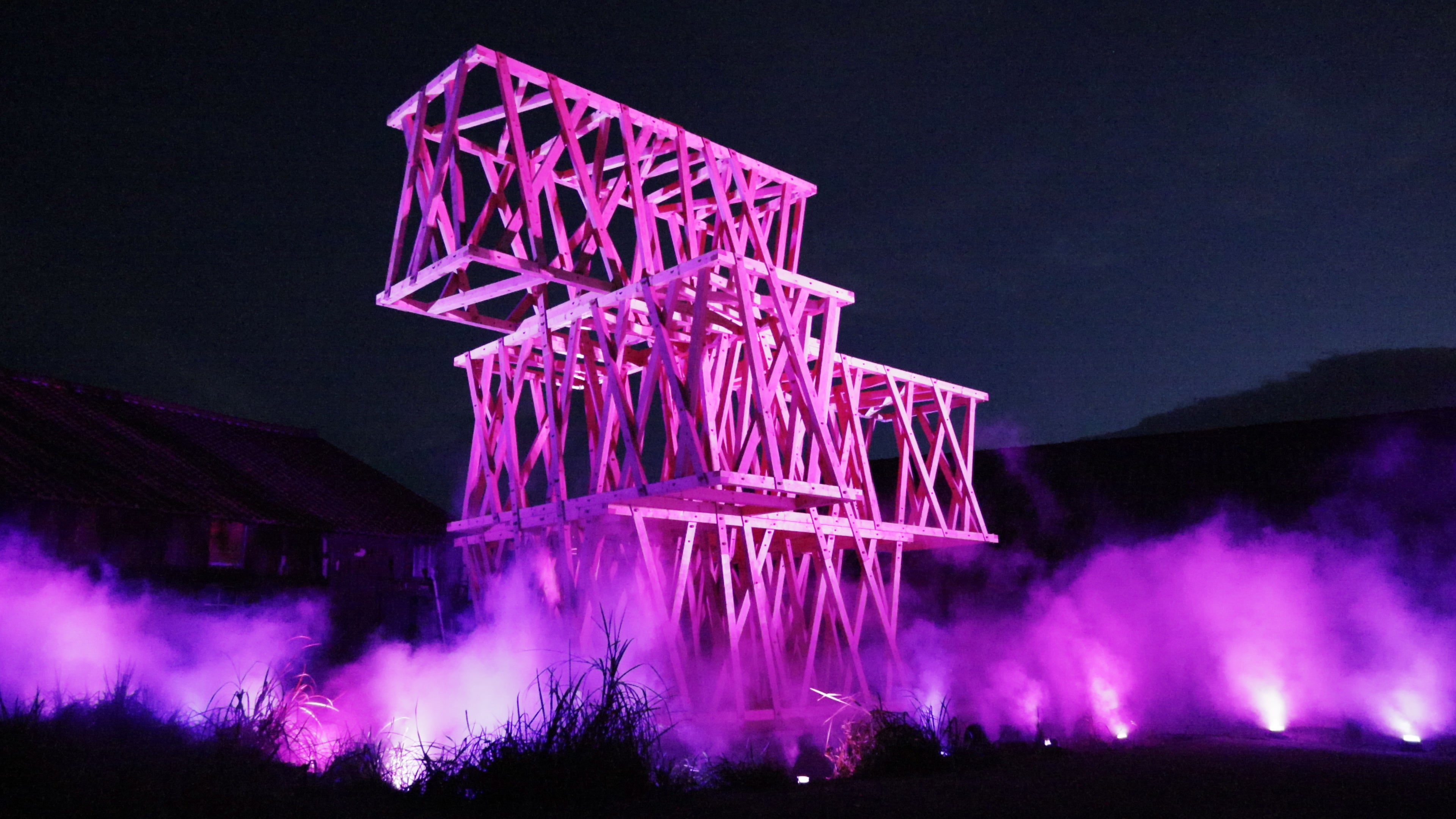 ゆるやかな「垣根」に囲われた会場