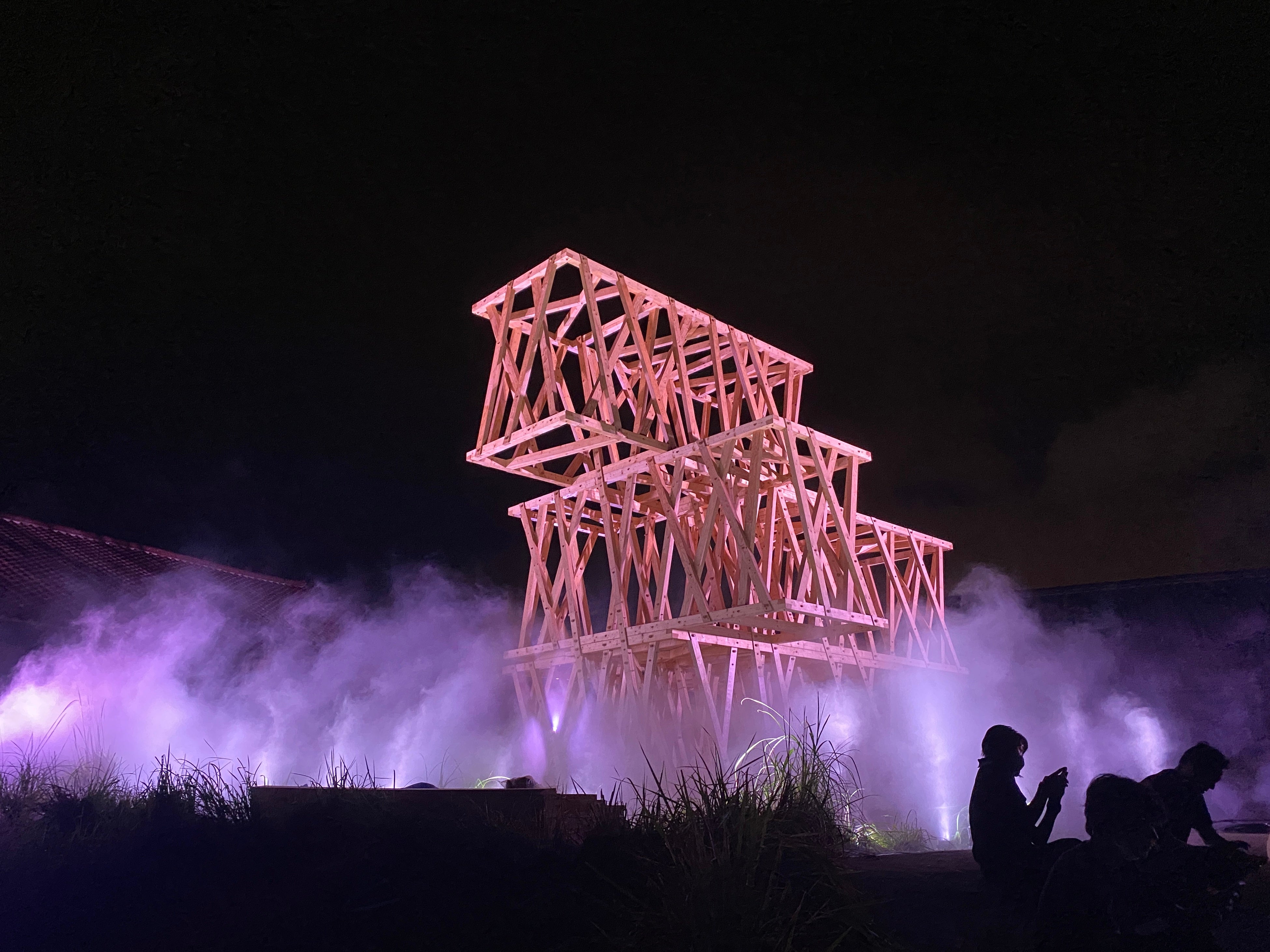 ゆるやかな「垣根」に囲われた会場