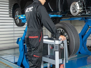 持ち上げるのが困難な重いタイヤ(最大積載量：約40kg)でもスムーズな昇降作業が可能