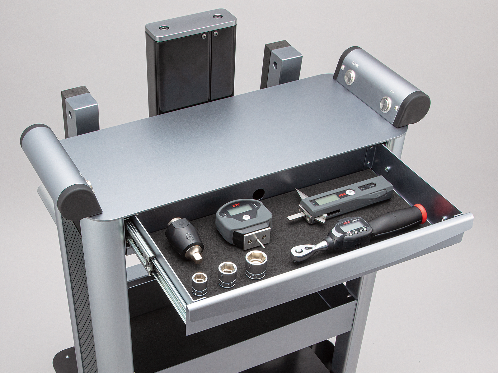 足回り整備に必要なツールを整理・収納可能！