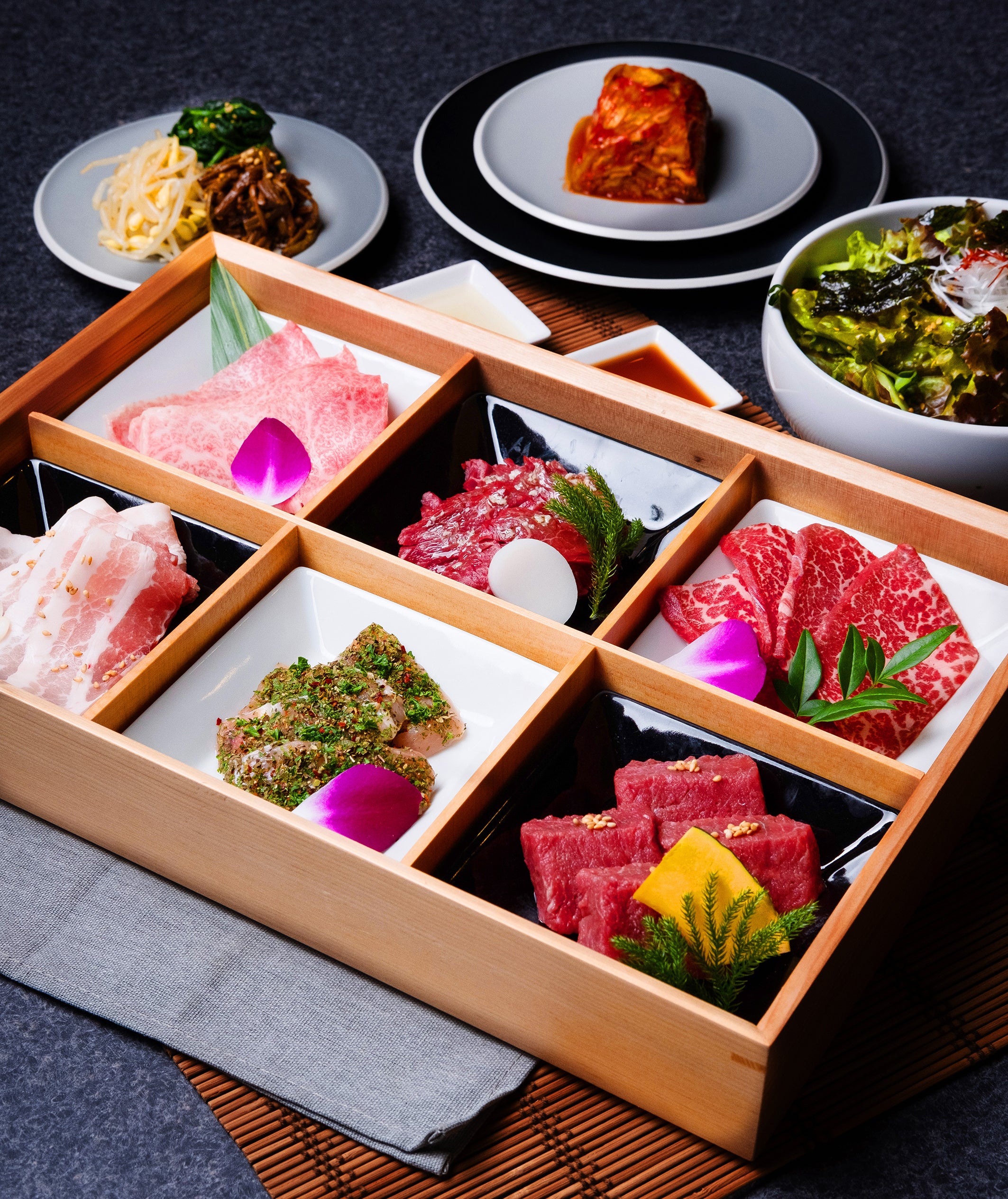 ファーストキット ・焼肉6種類盛合せ・塩チョレギサラダ・本日のキムチ・ナムル盛合せ