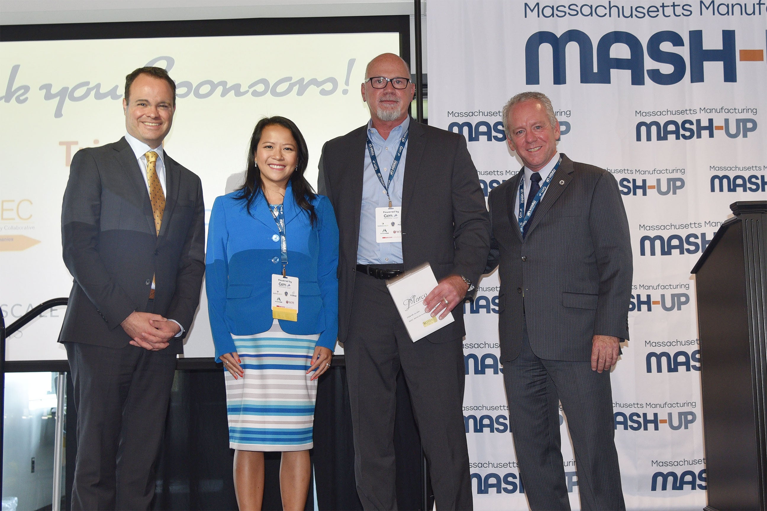 Vicorのオペレーション事業部バイス・プレジデントMike McNamara（右から2番目）が、Vicorを代表して“マニュファクチャ・オブ・ザ・イヤー” を受賞。