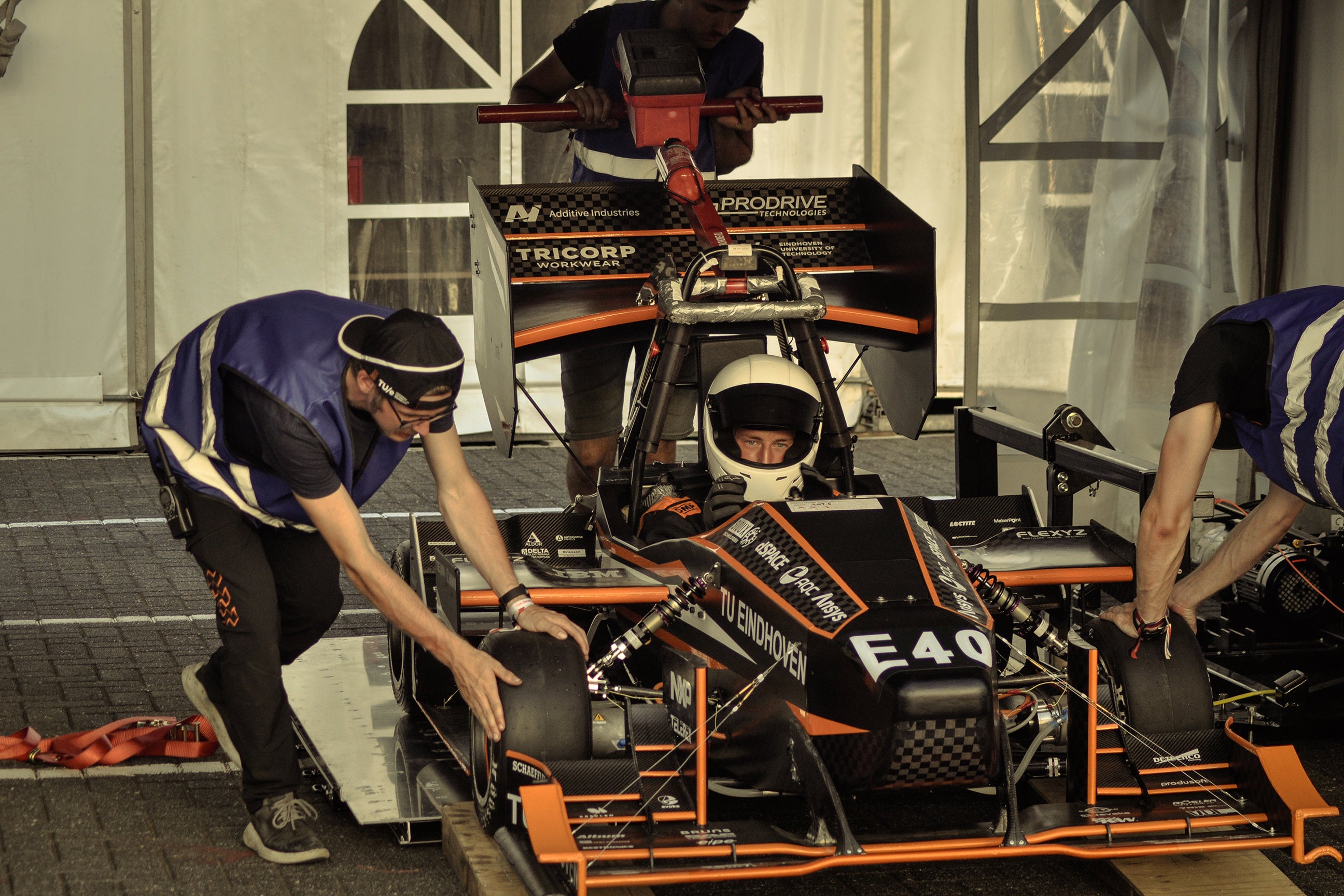 イノベーションのパワー現る。優秀な学生たちによって作り上げられた、 オランダ・アイントホーフェン工科大学の学生フォーミュラレーシングカー