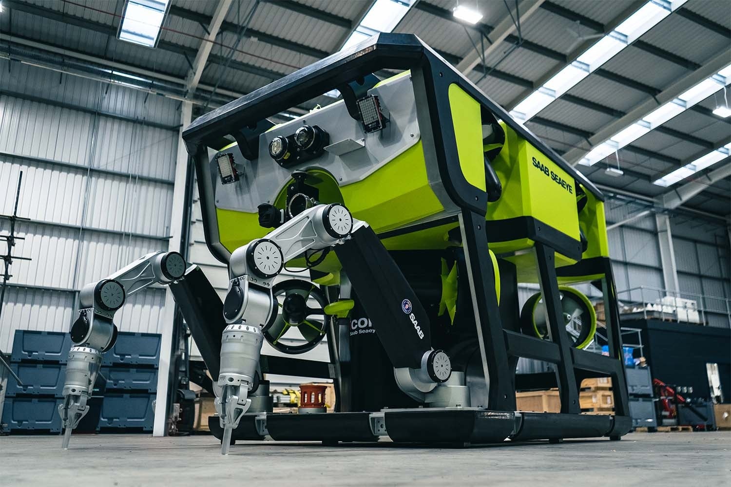 Saab社は、世界最先端の完全電動ワーククラスROV（eWROV）を開発し、高い汎用性と優れた操縦性を実現しました。従来の油圧式ROVと異なり、eWROVは完全電動システムで油圧作動油が必要ないため、環境へのリスクが軽減します。