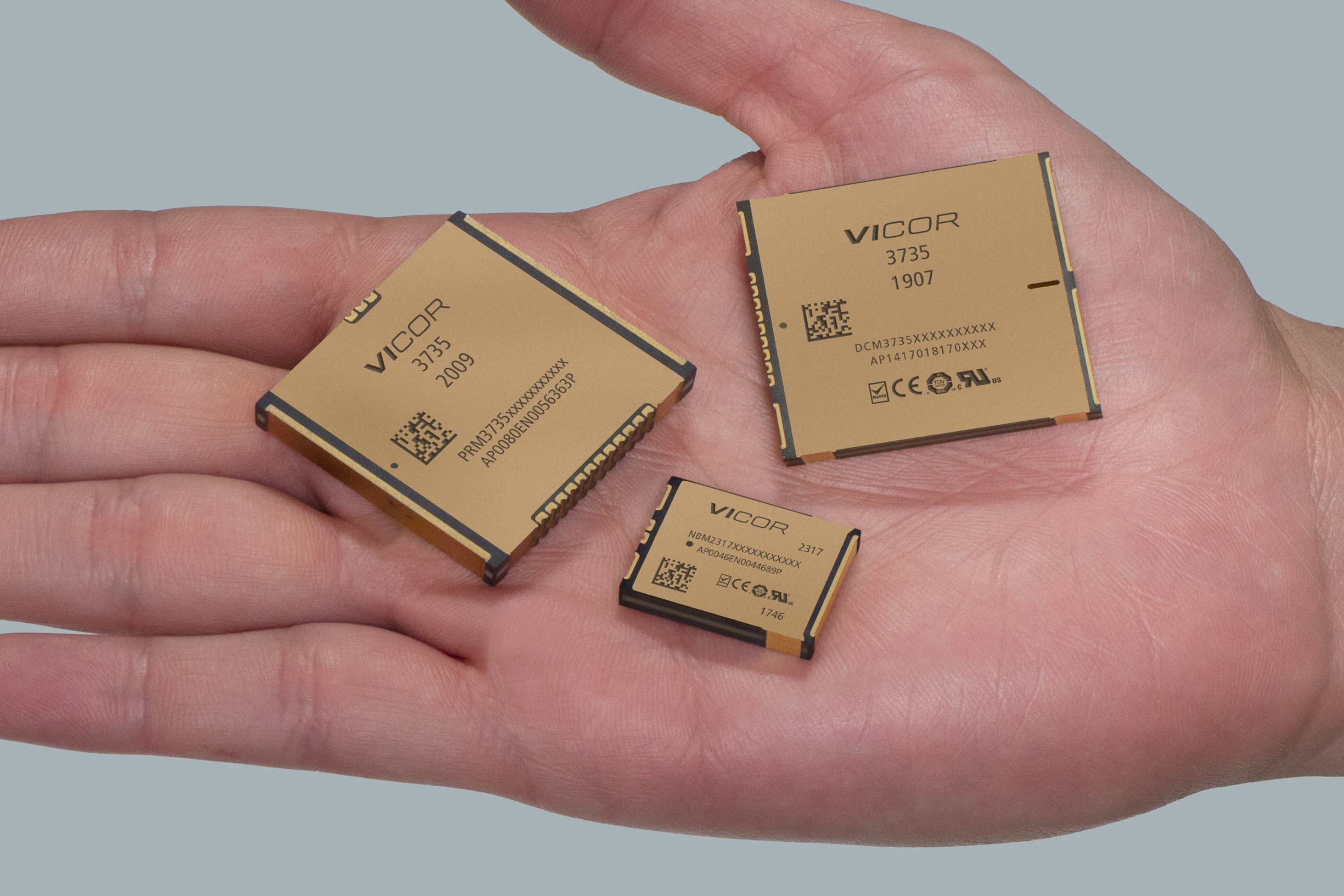 Vicorの低電圧配電に適した小型DC-DCレギュレータ