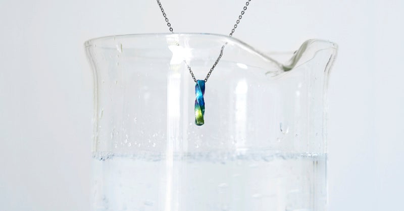 ◆電気を電解質溶液の中に流し金属を発色させる