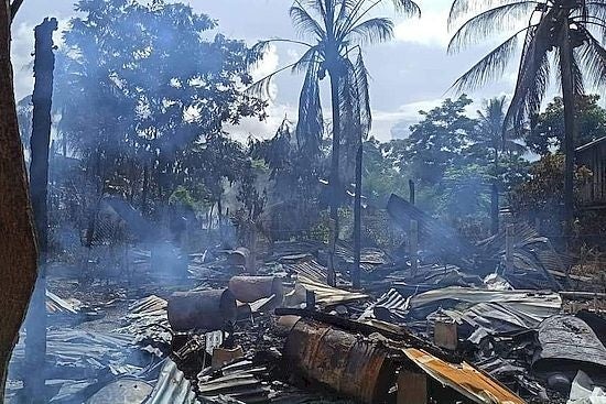 国軍により燃やされた家