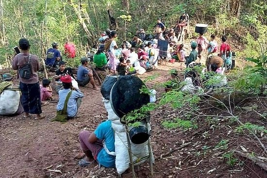 戦闘を逃れ避難する人びと