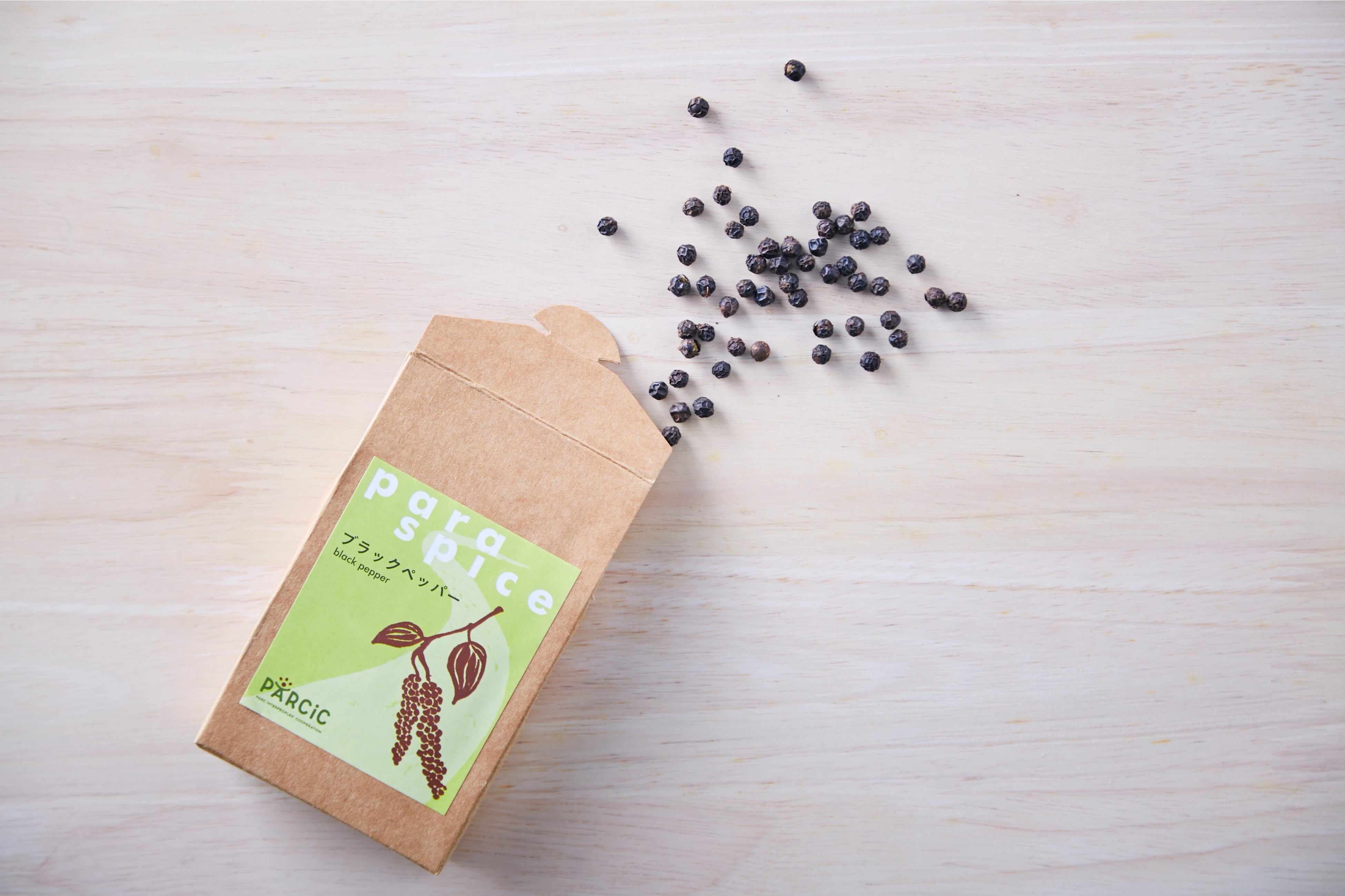 商品デザインは、摘む前のたわわに実ったブラックペッパーの実（手前）と伸びてゆく、つながってゆくパーラ（道）のイメージ（後ろ）