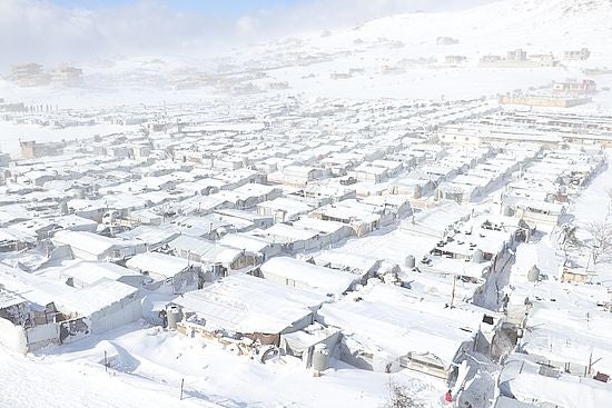 雪の積もるアルサールのシリア難民キャンプ