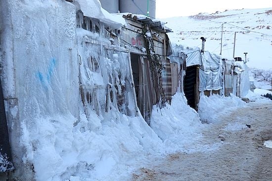 雪で覆われたアルサールの難民キャンプのテント