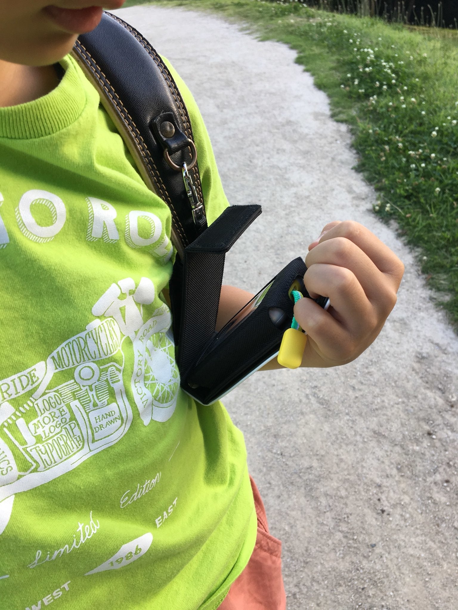 高学年だと逆入れで画面も確認できます。ブザー紐を引く際はカバーを開ける必要あり