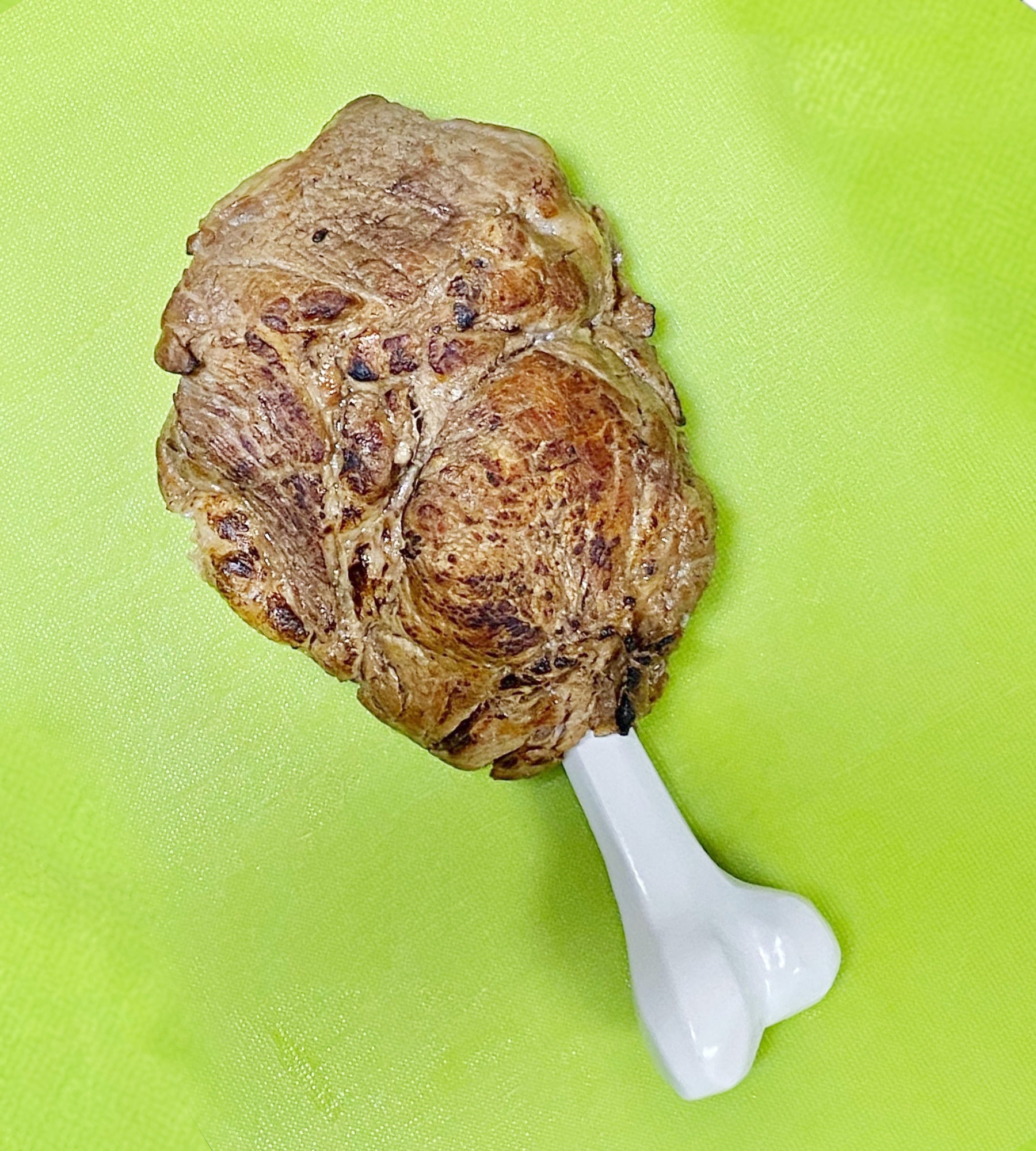 肉塊に刺すだけでマンガ肉になる。