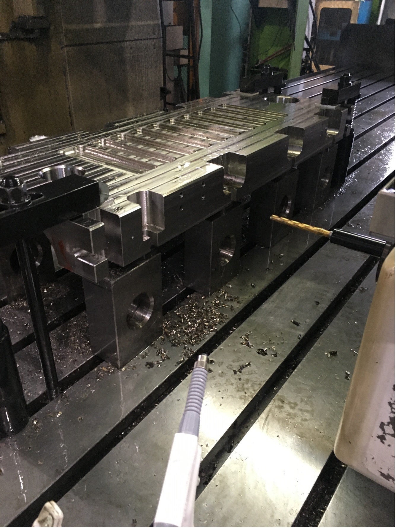 長時間の連続加工でも切削油がべたつかないので切粉が簡単に除去できる