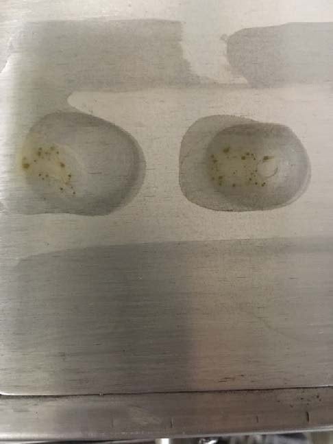 テストプレートにできたさび様の付着物