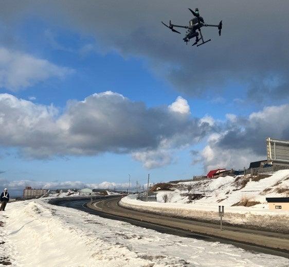 塗装×除雪　路面堆雪へスプレー噴射によるマーキング