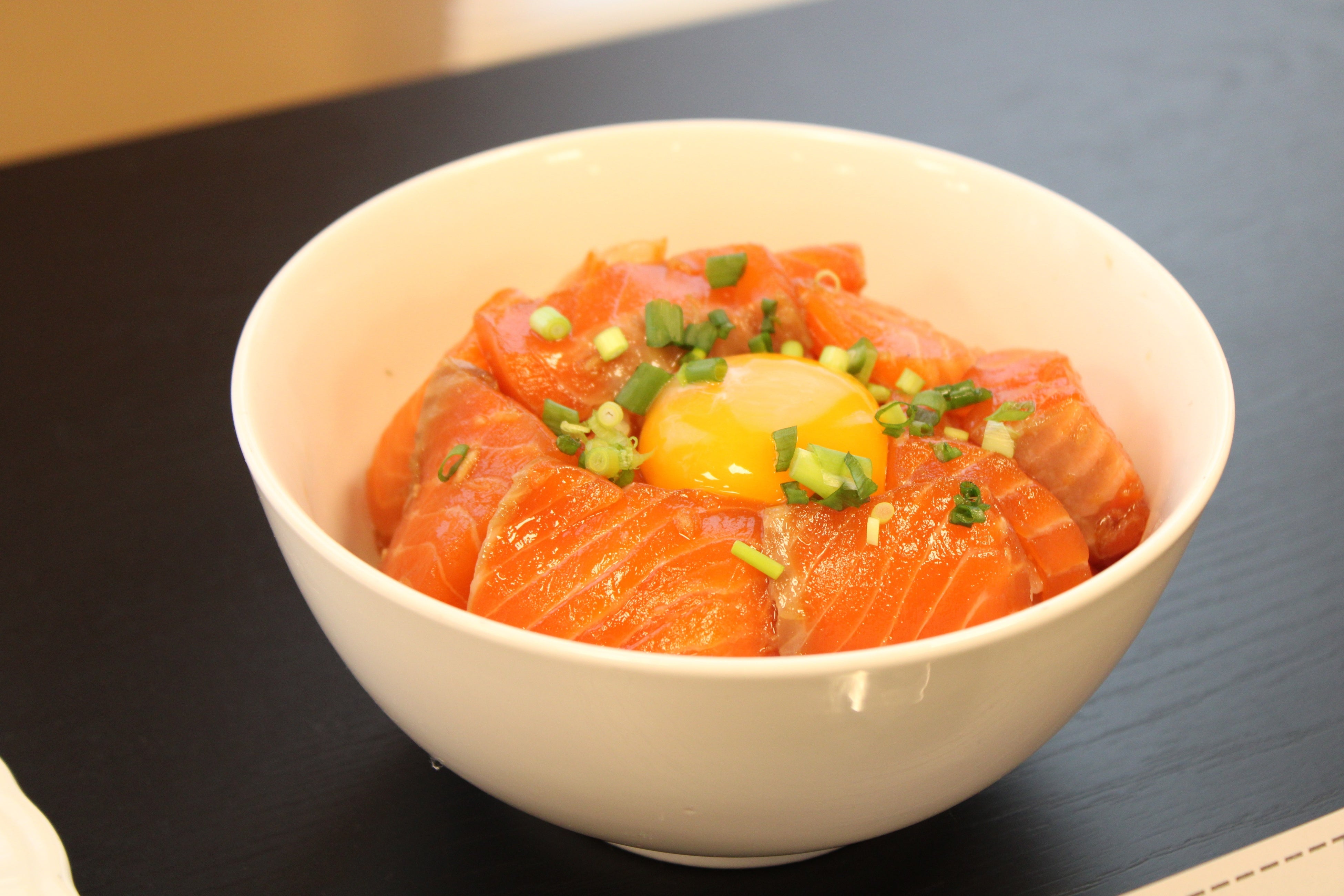 サーモンの漬け丼（函館調理製菓専門学校 生徒作）※食べ方の例です。当日は提供されません。