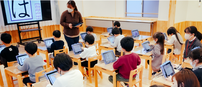 こども園で「天神」を利用する様子