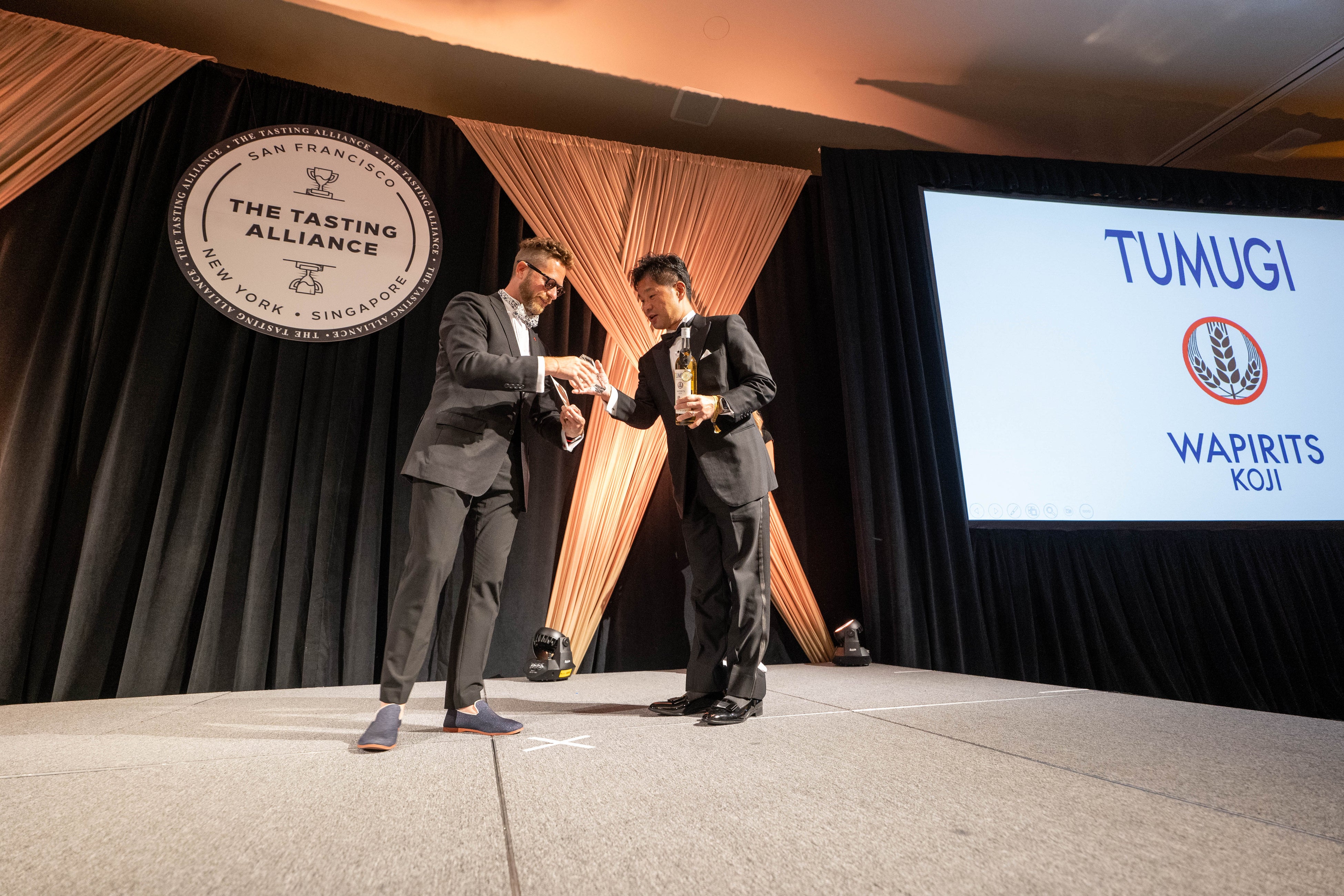 プレゼンターより部門最高賞のトロフィーを受け取る西副社長（会場：リゾート・ワールド・ラスベガス）