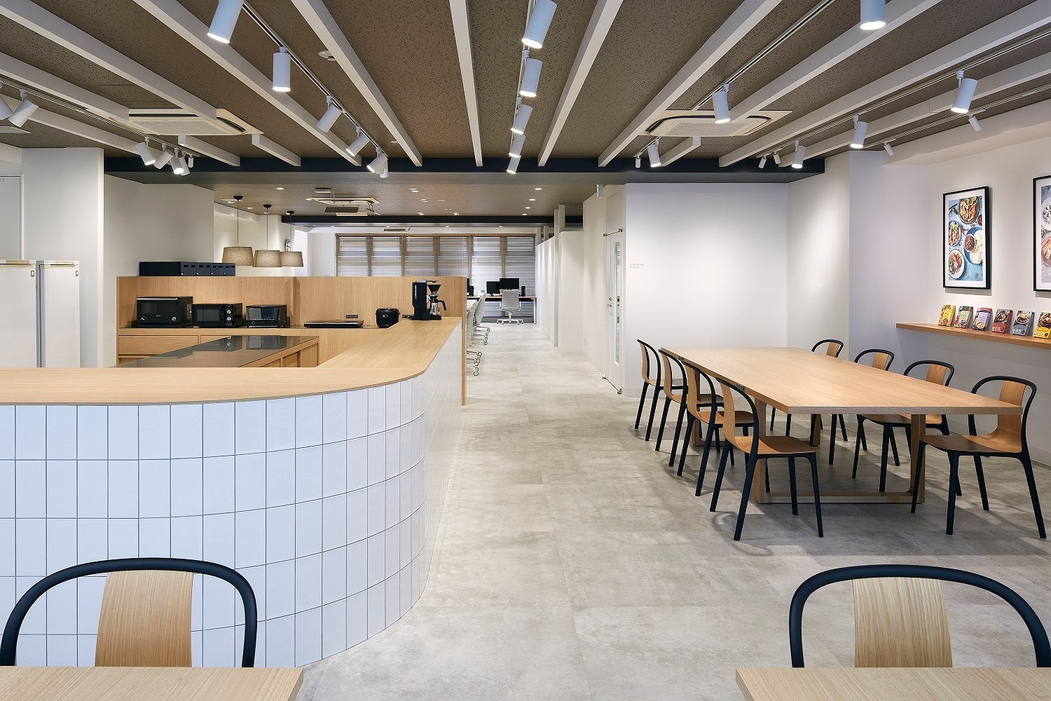 フリーアドレスの社内（西新宿徒歩5分）