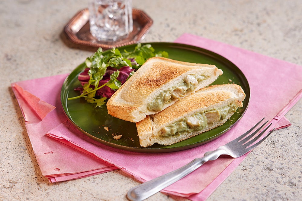 冷凍ホットサンド（グリーンカレー）　もちもちのパンにピリ辛のグリーンカレーがぴったり。