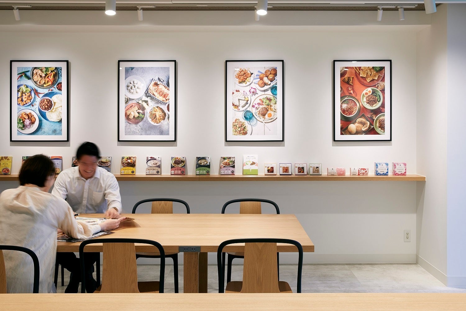 社内試食の様子