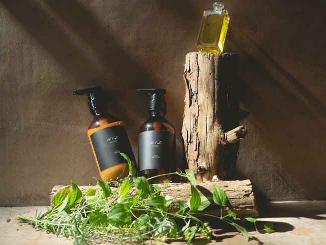 天然由来成分99,45% 、オーガニック原料使用のナチュラルオイル。シャンプー、トリートメントは天然由来原料のアミノ酸や脂肪酸からできている成分を主に使っており  生分解性がよく、環境にも優しい界面活性剤を使用している。