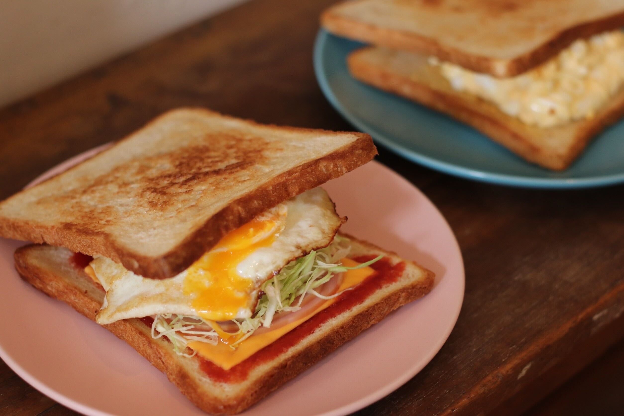 美味しい果物を使ったフレッシュジュースと作りたてのホットサンドイッチ。手軽にテイクアウトしていただけます。ゆっくりされたい方は、２席だけになりますが、イートインも可能です。忙しい日々を送っている皆様の心と身体の健康をそっとお手伝いできればと思っています。