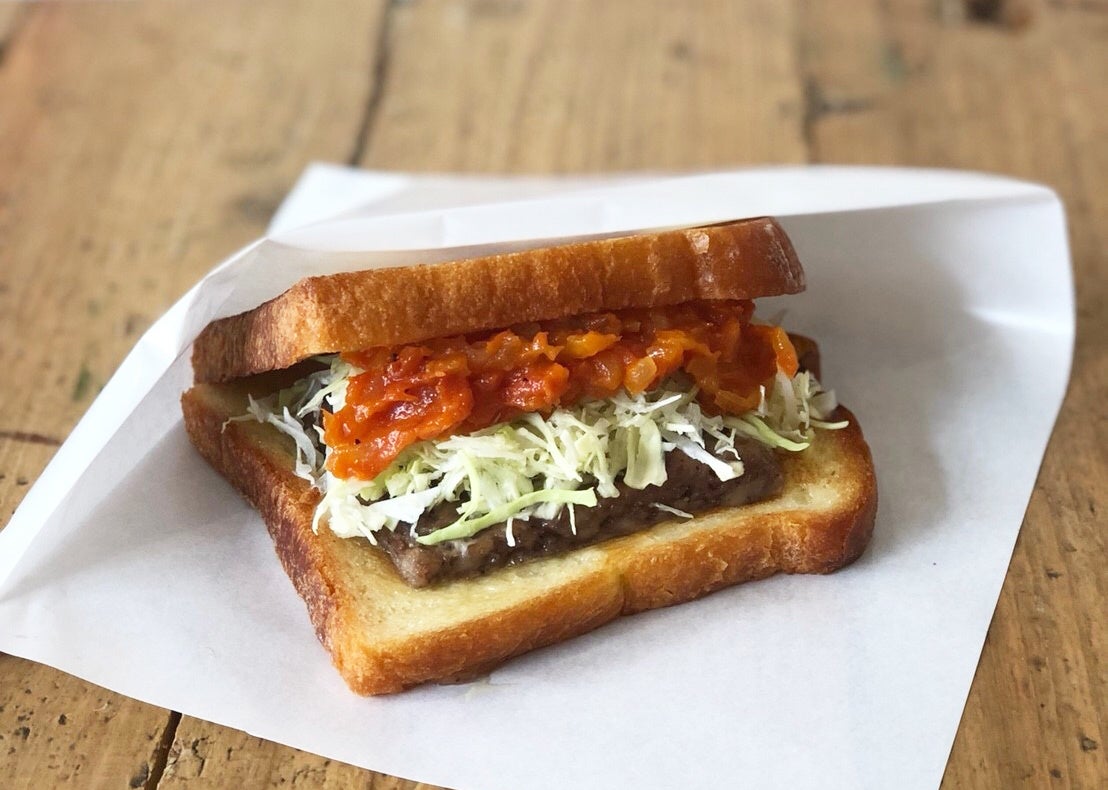 美味しい果物を使ったフレッシュジュースと作りたてのホットサンドイッチ。手軽にテイクアウトしていただけます。ゆっくりされたい方は、２席だけになりますが、イートインも可能です。忙しい日々を送っている皆様の心と身体の健康をそっとお手伝いできればと思っています。