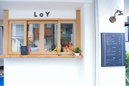 トレンドに敏感な街に佇むスタンドカフェ。