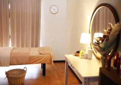 看護師資格を持つセラピストが脳洗浄と美肌トリートメントで心と体の両面からアプローチするリラクゼーションを取り入れる。