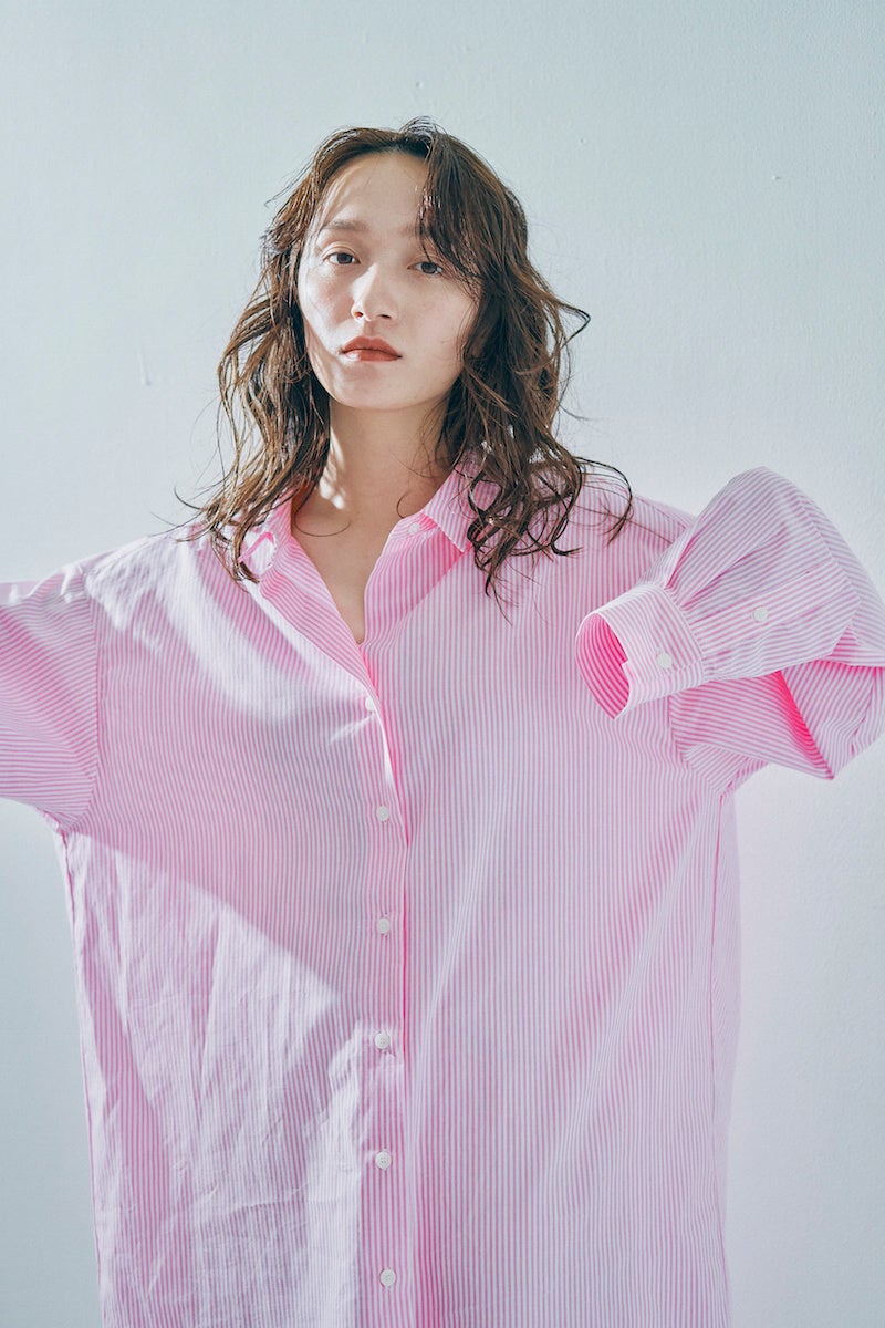 シンプルなデザインで 着心地の良い素材、 長く愛用できる飽きのこないデザインの中に 少しの遊び心を。 気付けば手に取って選んでいて 長くベーシックに着こなせる、 ライフスタイルにさりげなく寄り添い 次の世代にも引き継がれる様な、 お洋服を提案いたします。