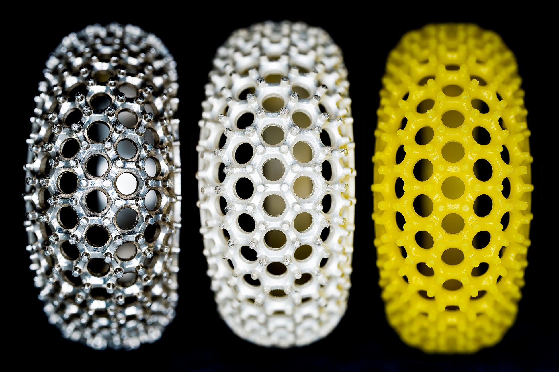 右から、出力後・鋳造後・電磁バレル後(素材はシルバー)