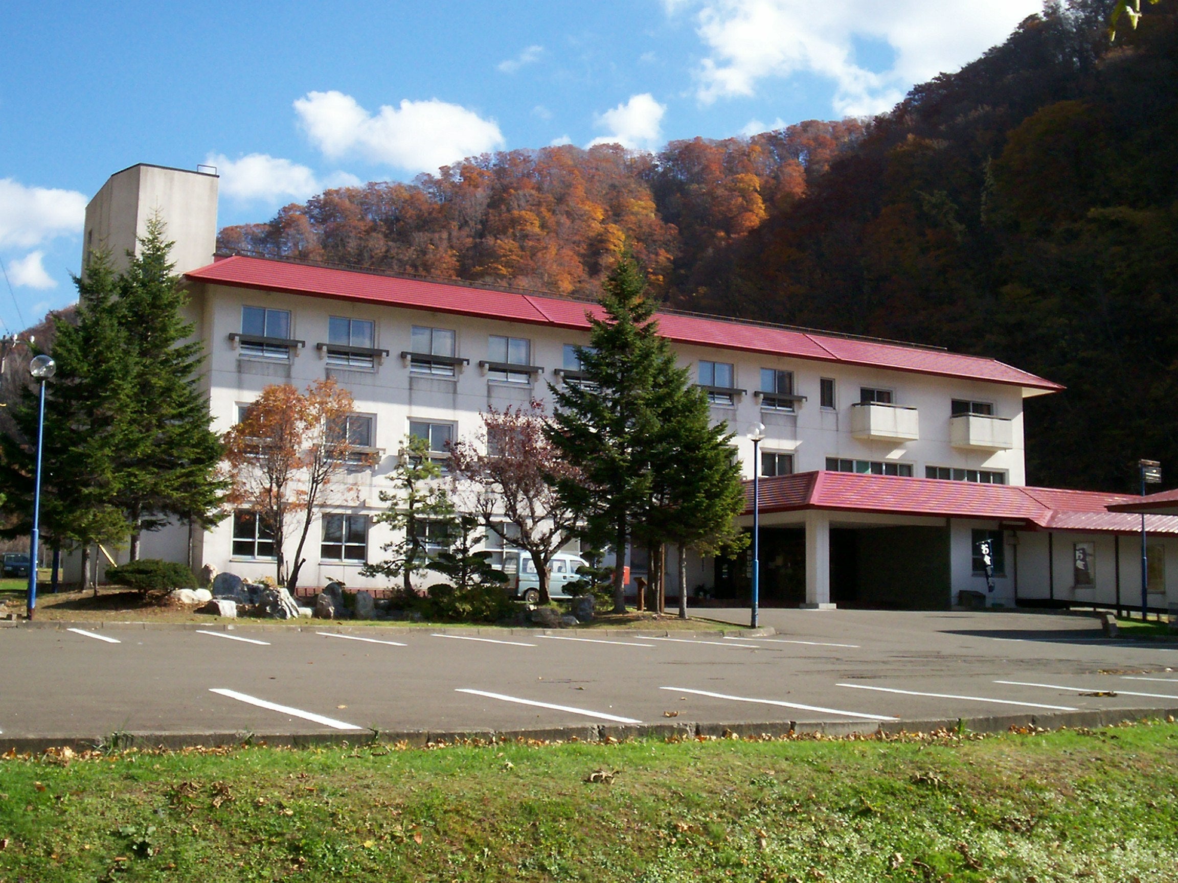 スタッフさんの清掃後、自ら各客室をチェックする稲舩支配人。あわび山荘を守りたい――