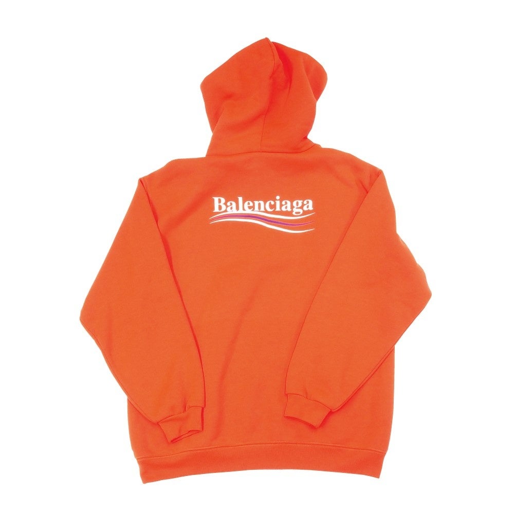 デムナ・ヴァザリアがデザインしたジェンダーレスなアパレル