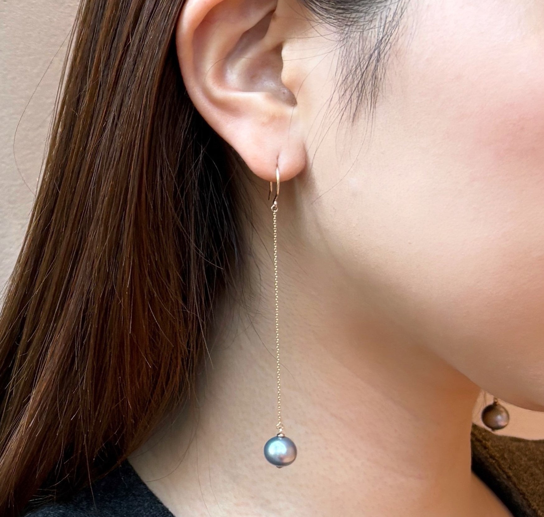 1dot アコヤブラックパールピアス着用(真円タイプ）