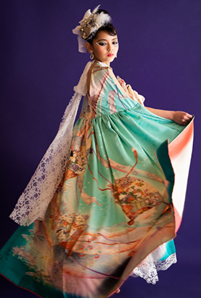 日本の伝統美である着物の美しさをマントで表現した「和ドレス」