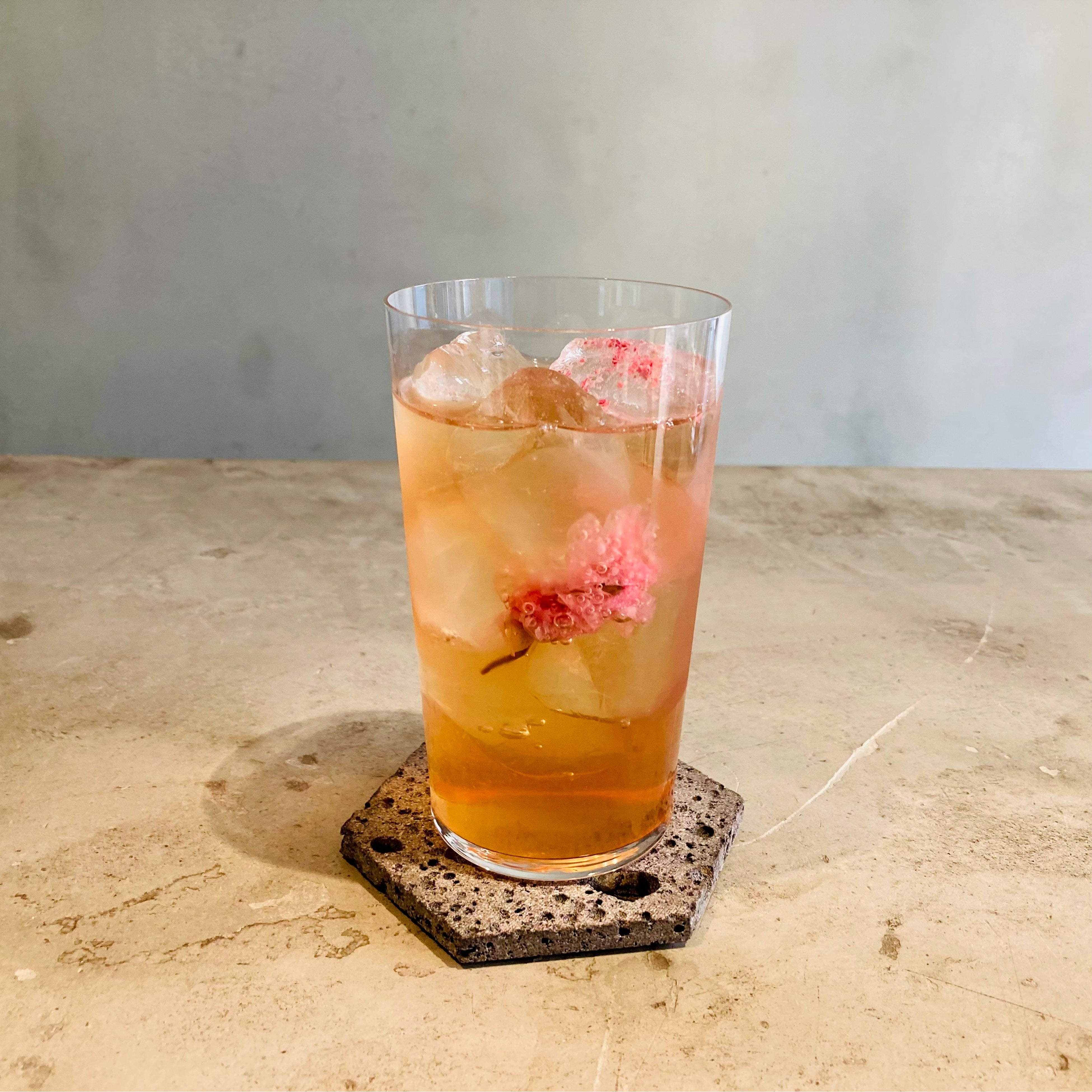 オランダのHANAMI DRY GINを使ったハナミジントニック ¥1,100（税込）