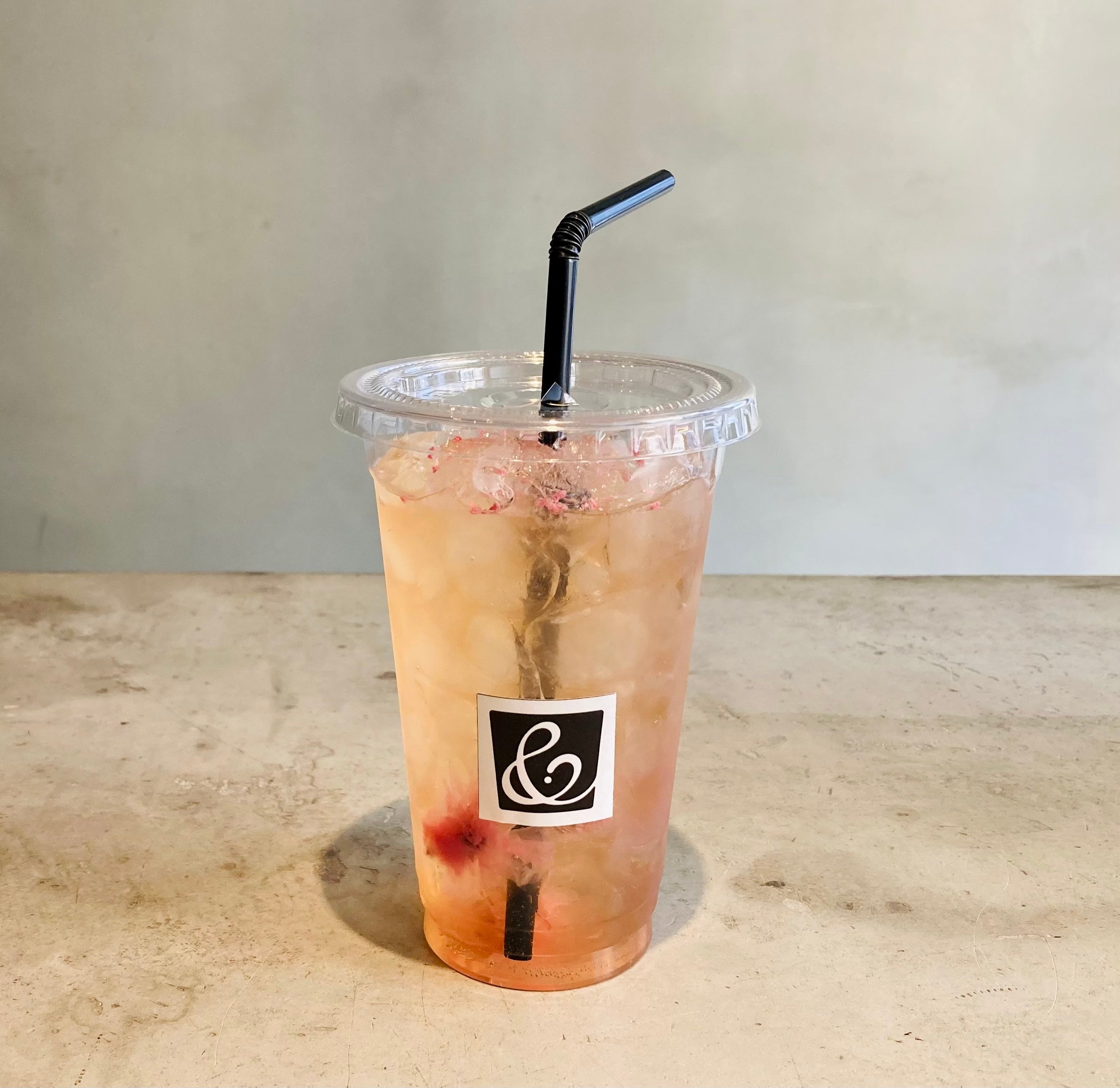 目黒川沿いをお散歩しながらお楽しみいただけるテイクアウトも♪ ¥880（税込）