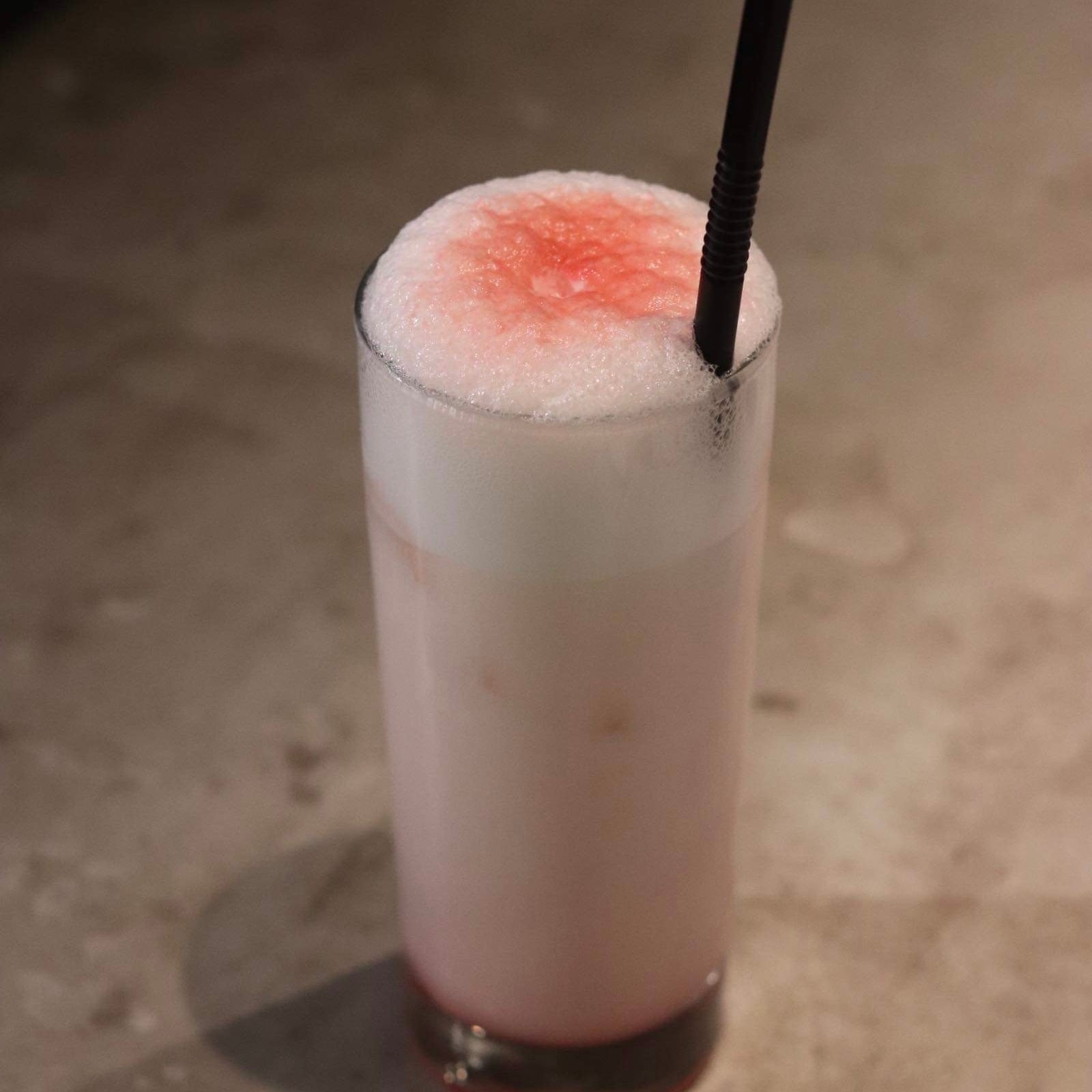 金・土限定のスペシャルカクテル、春の目黒川フィズ  ¥1,430（税込）