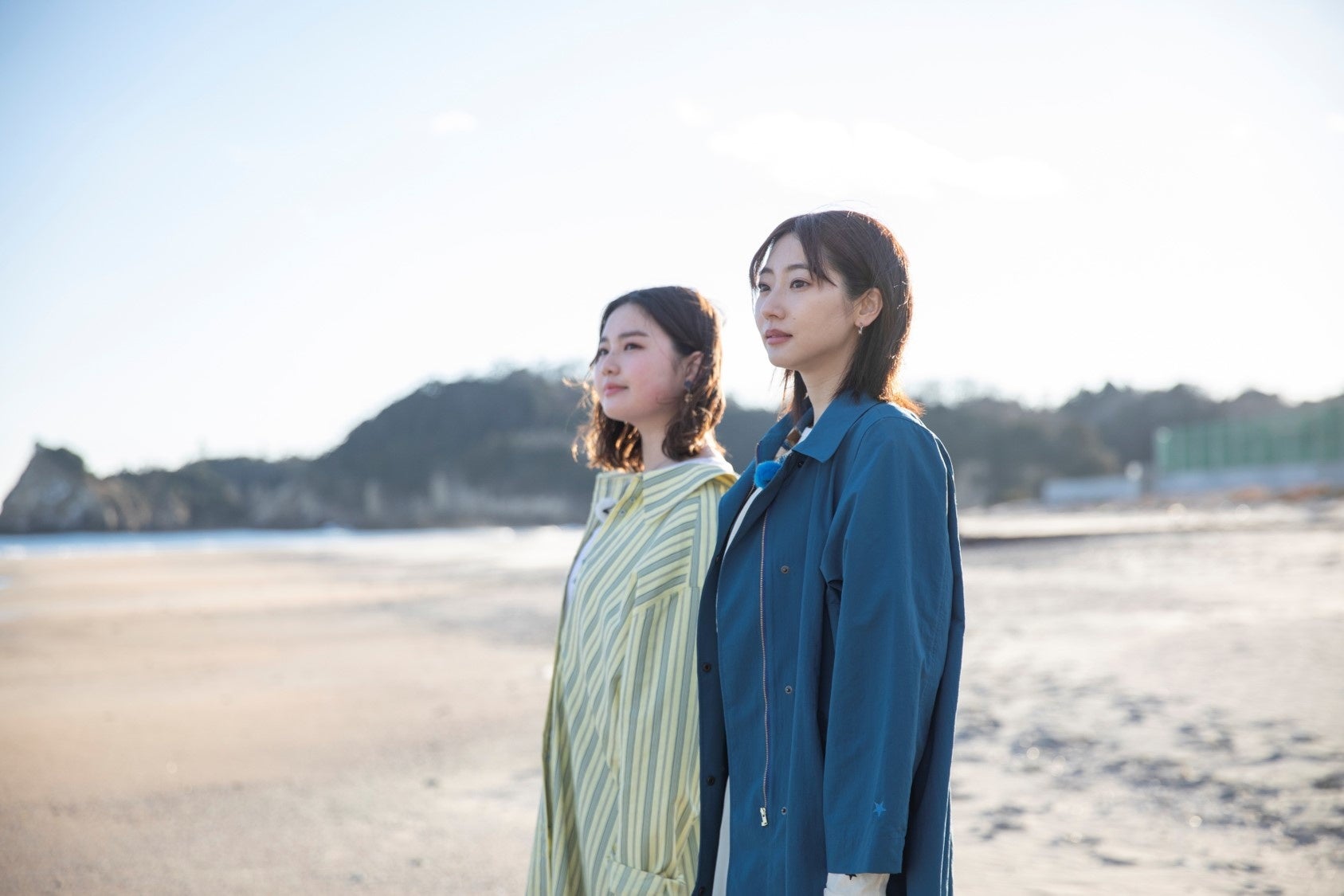 海辺で、今回の旅を振り返った二人