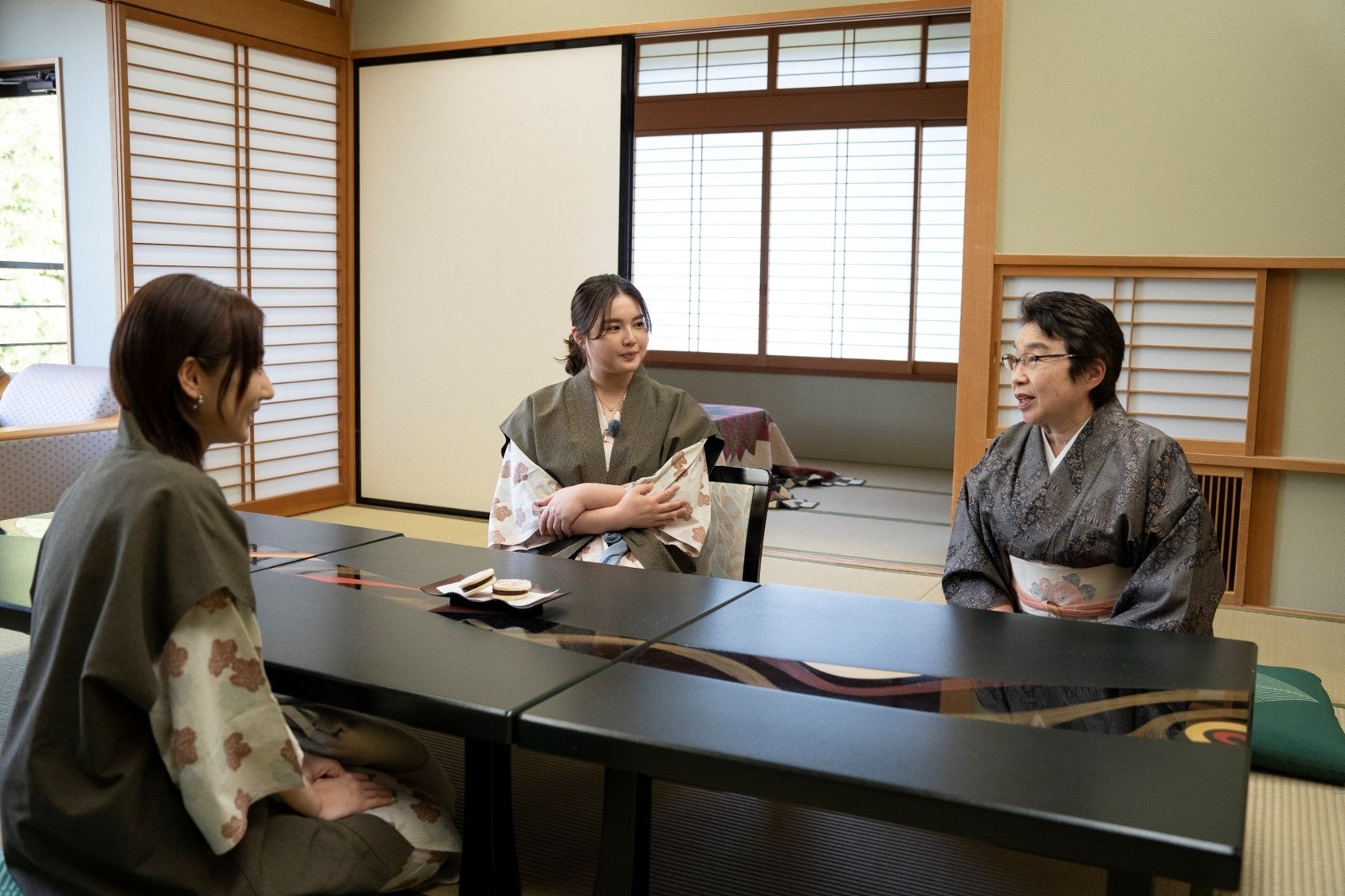 湯本温泉の効果・効能の説明に聞き入る