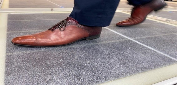 太陽光路面発電パネル「Solar Mobiway（ソーラーモビウェイ）