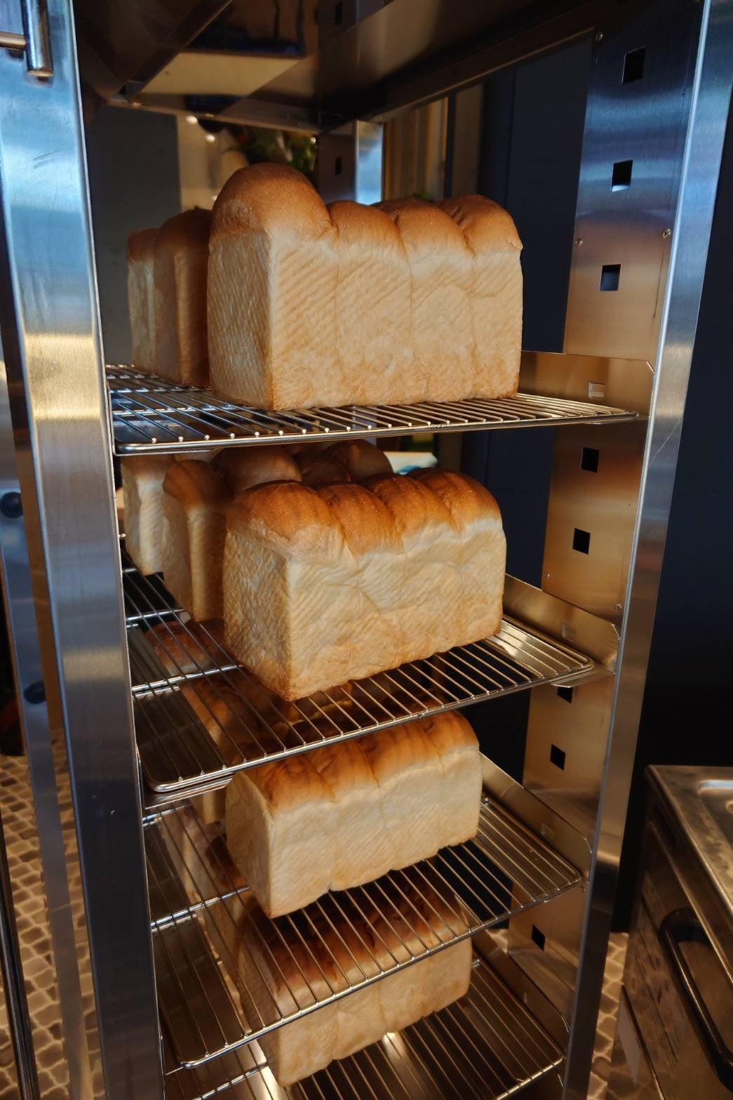 店内で焼いた食パン
