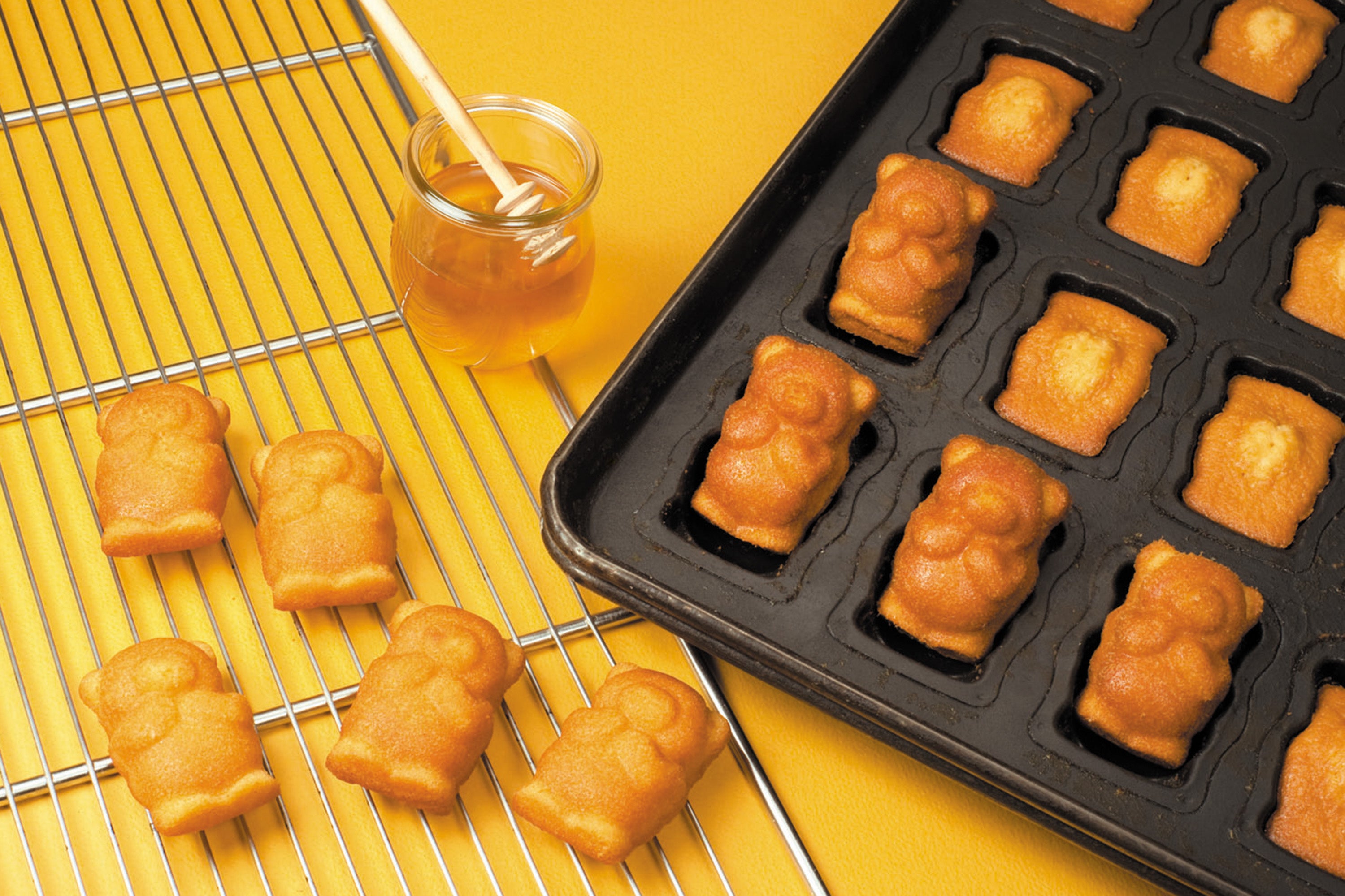 オリジナルの型で焼きあげるハニーベア